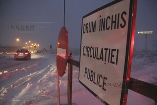 Circulaţia a fost închisă pe  Autostrada A1, între nodurile rutiere Boiţa şi Cisnădie, judeţul Sibiu, din cauza vântului puternic, care viscoleşte zăpada/ Traficul, deviat către DN1