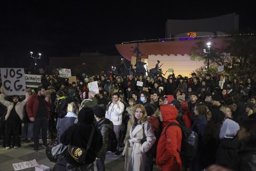 Protest în Bucureşti faţă de accederea lui Călin Georgescu în turul doi al alegerilor prezidenţiale / Se scandează ”Călin Georgescu, noul Antonescu” şi ”20% nu ne fură ţara” – FOTO / VIDEO

