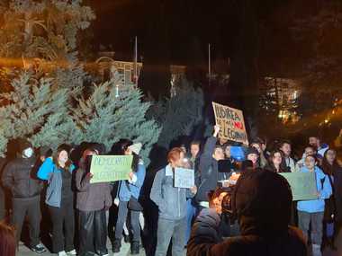 Miting împotriva lui Călin Georgescu, în faţa Prefecturii Constanţa / Zeci pe persoane au scandat ”Poporul nu te vrea, nu te vom vota”, ”România mea nu-i legiunea ta”

