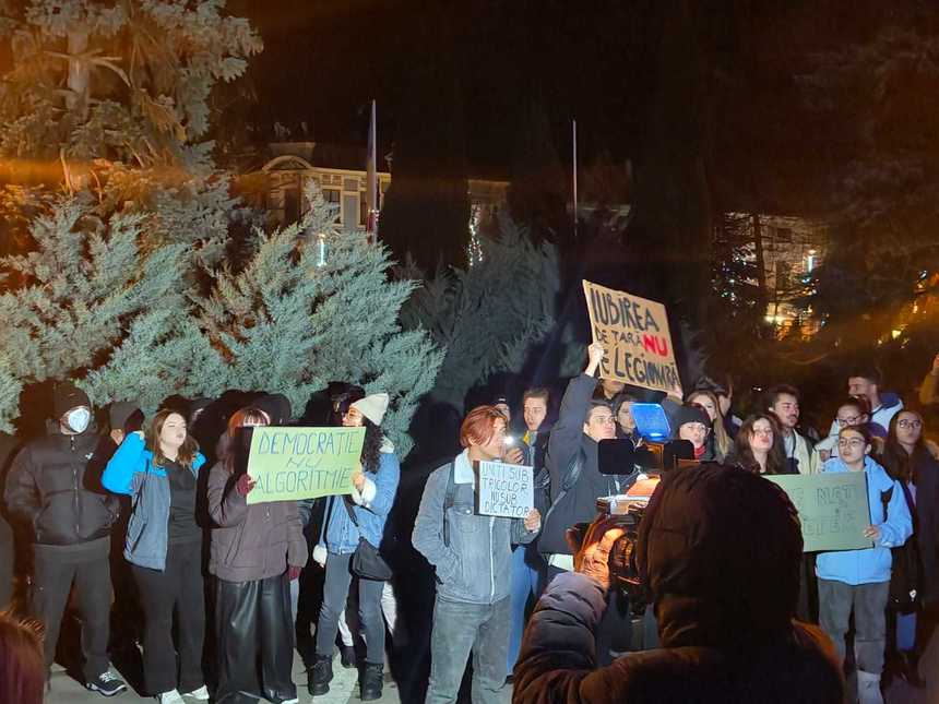 Miting împotriva lui Călin Georgescu, în faţa Prefecturii Constanţa / Zeci pe persoane au scandat ”Poporul nu te vrea, nu te vom vota”, ”România mea nu-i legiunea ta”

