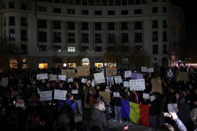 Sute de oameni în Piaţa Universităţii – Se scandează "Jos Fascismul" / Oamenii se opun ”pericolului legionar” - FOTO / VIDEO 