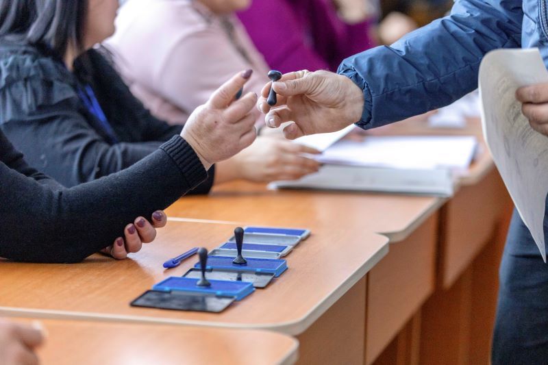 UPDATE - ALEGERI PARLAMENTARE 2024 – Aproape 23.000 de alegători au votat, până la ora 12.00, în secţiile deschise din străinătate / În Republica Moldova s-au înregistrat peste 4.300 de voturi, iar în Italia aproape 4.000 / PREZENŢA în timp real