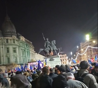 UPDATE - Amplu miting pro-UE şi pro-NATO în Piaţa Universităţii din Bucureşti/ Se scandează ”Jos comunismul”, ”Libertate” şi ”Europa”/ Victor Rebengiuc afirmă că a primit ameninţări că va fi linşat - VIDEO