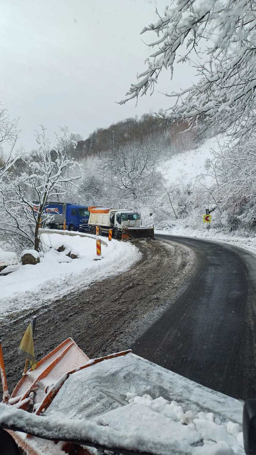 Circulaţie îngreunată pe DN 12A, în judeţul Harghita, din cauza ninsorii abundente şi a zăpezii de pe şosea