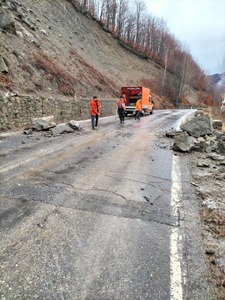 Buzău: Căderi de pietre pe DN 10/ Şoferii sunt sfătuiţi să circule cu prudenţă