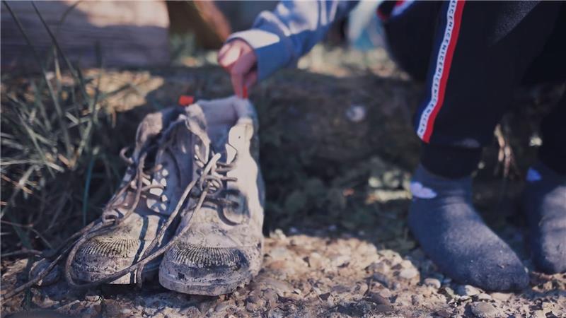 STUDIU: 860.000 de copii de la sate trăiesc în familii în care banii abia le ajung de la o lună la alta sau nu ajung nici pentru strictul necesar / O treime dintre părinţi renunţă la a cumpăra haine şi încălţăminte copiilor

