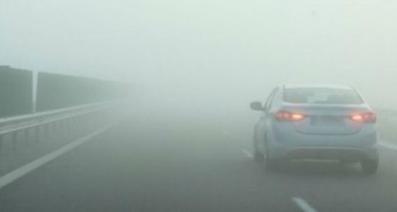 Trafic îngreunat din cauza ceţii, pe drumuri din 12 judeţe