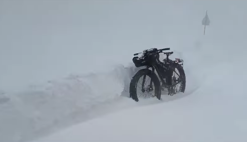 Bărbat care a urcat cu bicicleta în Bucegi, unde e viscol, recuperat de salvamontiştii din Sinaia - VIDEO