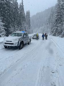 Vâlcea: Patru maşini, în care se aflau 12 persoane, inclusiv copii, au rămas blocate în zăpadă pe un drum care leagă domeniul schiabil Transalpina de Voineasa. Jandarmii montani au intervenit în sprijinul turiştilor