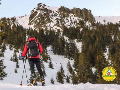 Turişti salvaţi de pe traseul Via Transilvanica / Salvamont Suceava a intervenit şi pentru a recupera trupul unei persoane care a alunecat şi a căzut în timp ce vizita o cascadă din zonă

