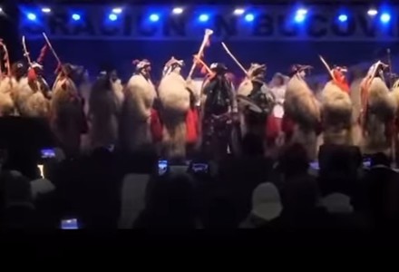 Urături politice şi îndemnuri la violenţă în cadrul unui festival dedicat obiceiurilor de iarnă, la Suceava / Ce spun preşedintele CJ Suceava şi liderul AUR George Simion - VIDEO
