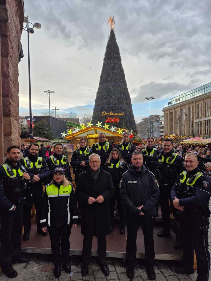 Doi poliţişti din cadrul Poliţiei Române au participat la misiuni operative desfăşurate împreună cu poliţiştii germani, în zonele Târgurilor de Crăciun din Renania de Nord-Westfalia - FOTO

