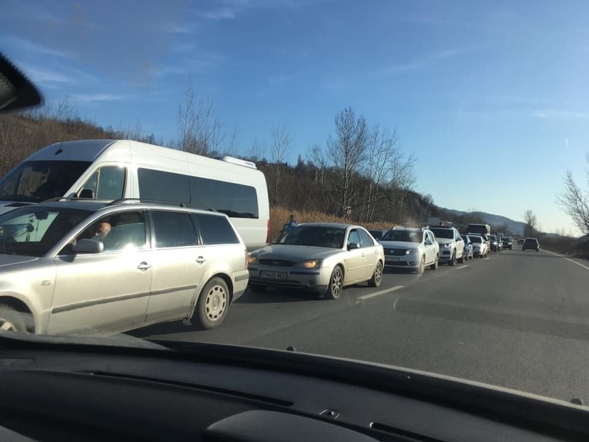 Vizibilitate scăzută în trafic, pe mai multe drumuri din judeţele Bacău, Braşov, Covasna, Galaţi, Harghita, Sibiu, Vaslui şi Vrancea/ Se circulă în coloană pe Valea Prahovei, pe sensul spre Braşov, dar aglomeraţie este şi pe sensul opus