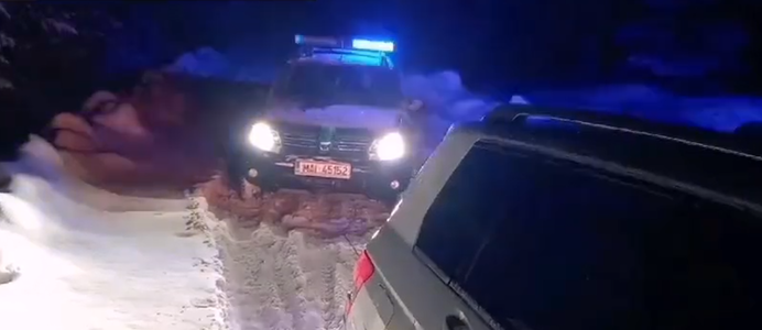 Alba: Jandarmii au intervenit după ce o maşină în care se aflau patru persoane, între care doi copii, a rămas înzăpezită pe un drum forestier - VIDEO