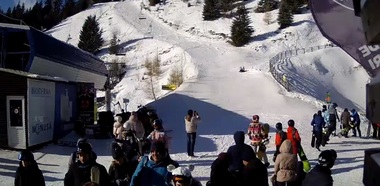 Aglomeraţie pe pârtiile de la Sinaia. Administratorii domeniului schiabil anunţă că sâmbătă sistează vânzarea cartelelor pentru urcare la ora 15:00
