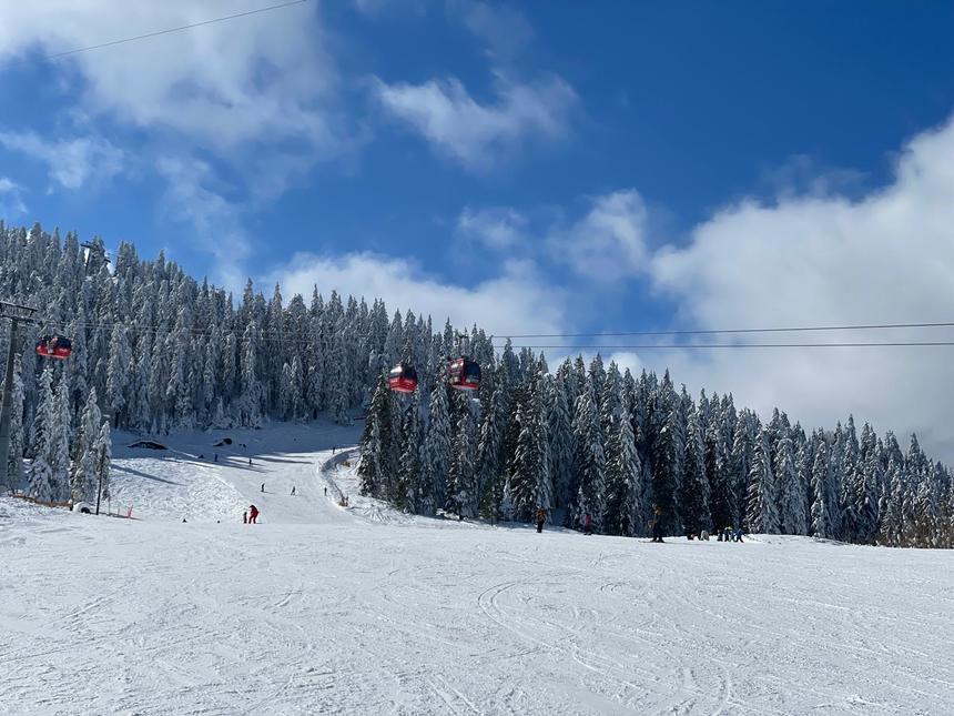 Numărul turiştilor creşte în Poiana Braşov, dar la instalaţiile de transport pe cablu sunt cifre mai slabe decât în alţi ani. Localnic: Mulţi vin, fac poza pentru Insta, iau un kurtos sau un ceai şi atât