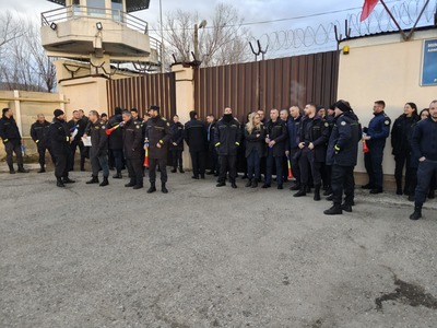 UPDATE - Proteste ale poliţiştilor de penitenciare faţă de Odonanţa - trenuleţ, în  Deva, Craiova, Târgu Jiu, Bacău, Mioveni, Ploieşti, Aiud. Ei ce plata sporului pentru munca în weekend şi de sărbătorile legale, dar şi indexarea pensiilor militare-FOTO