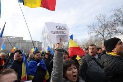 UPDATE - Protest cu ameninţări cu violenţa, în Piaţa Constituţiei. „Să vedeţi dacă-l interzic pe Georgescu ce o să fie atuncea! Doamne şi fereşte! O să ardă mulţi din parlamentari” / Ce le-a spus manifestanţilor avocata lui Călin Georgescu  - FOTO, VIDEO
