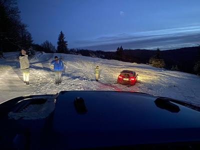 Familie din Timişoara care a rămas înzăpezită cu maşina în zona montană Şaua Jigoria, ajutată de jandarmi - FOTO, VIDEO