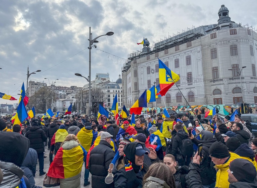 Protestatarii au început să se strângă în Piaţa Universităţii – Au la ei steaguri, fluiere, vuvuzele / AUR: Suntem mulţi, suntem uniţi şi vom striga până când vom fi auziţi - VIDEO