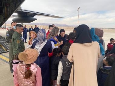 MAE: 12 pacienţi palestinieni din Fâşia Gaza, evacuaţi de urgenţă la Bucureşti, alături de 35 de membri de familie/ Cinci dintre ei vor rămâne în spitale din Capitală, restul fiind transportaţi în alte ţări