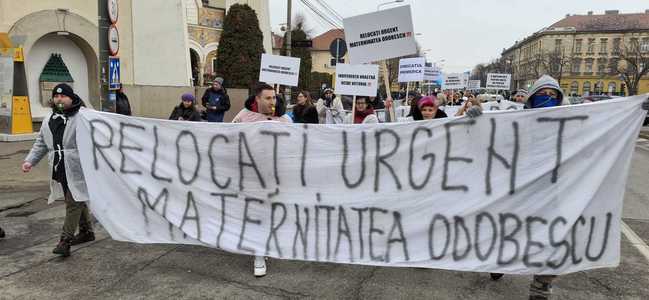 Timişoara: Medici, asistente şi paciente participă la un miting şi cer autorităţilor locale să identifice o clădire unde să îşi desfăşoare activitatea, după ce Maternitatea Odobescu a fost închisă în urma prăbuşirii unui tavan

