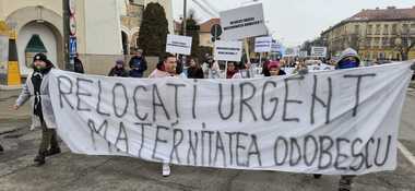 Timişoara: Medici, asistente şi paciente participă la un miting şi cer autorităţilor locale să identifice o clădire unde să îşi desfăşoare activitatea, după ce Maternitatea Odobescu a fost închisă în urma prăbuşirii unui tavan

