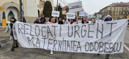 Timişoara: Medici, asistente şi paciente participă la un miting şi cer autorităţilor locale să identifice o clădire unde să îşi desfăşoare activitatea, după ce Maternitatea Odobescu a fost închisă în urma prăbuşirii unui tavan

