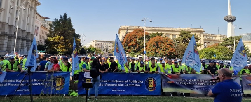 UPDATE - Protest al sindicaliştilor din apărare, ordine publică şi siguranţă naţională, la Bucureşti, faţă de prevederile Ordonanţei trenuleţ / Marş din Piaţa Universităţii către Guvern/ Protest cu steaguri şi vuvuzele / Restricţii de trafic-VIDEO