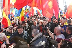 UPDATE - Sute de persoane s-au adunat în Parcul Tineretului din Capitală, la apelul lui Călin Georgescu de Ziua Unirii /Manifestanţii au ajuns în marş în Piaţa Victorei/ Ciocniri între jandarmi şi manifestanţi, petardă aruncată din mulţime - FOTO