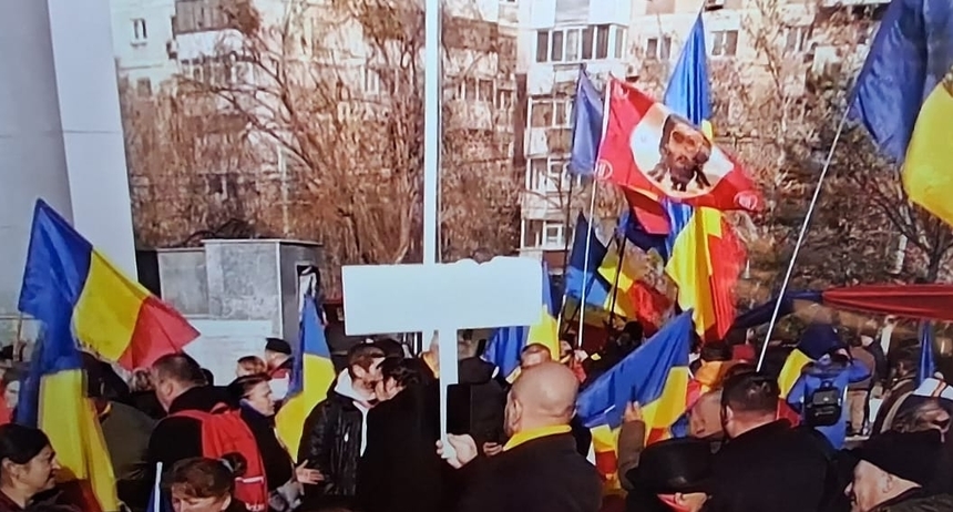 UPDATE Câteva sute de persoane s-au adunat în Parcul Tineretului din Capitală, la apelul lui Călin Georgescu de a se prinde în „Marea Horă a Unirii”/ Mesajul fostului candidat la prezidenţiale/ Manifestanţii, în marş spre Guvern/ Protestul ia amploare