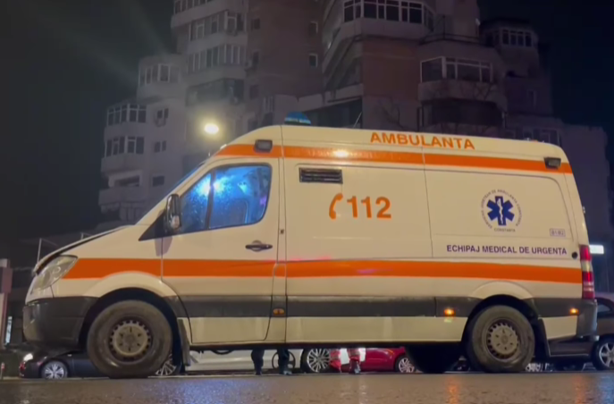 Constanţa: O ambulanţă aflată în misiune a accidentat un pieton care traversa neregulamentar / Autospeciala transporta la spital un pacient în stare gravă 