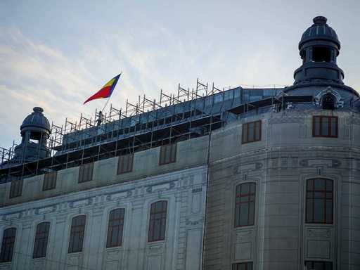 Stegarul Dac s-a urcat din nou pe clădirea Universităţii Bucureşti / Traficul rutier în zonă, restricţionat  - FOTO

