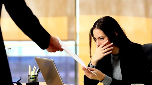 Blocul Naţional Sindical atrage atenţia asupra pericolului concedierilor colective după Ordonanţa trenuleţ / Solicitare pentru Guvern