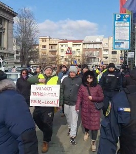 Protest al angajaţilor operatorului de transport public din Ploieşti, după ce primarul oraşului a anunţat că vrea scăderea cheltuielilor companiei cu 22% şi reducerea a ceea ce edilul numeşte „pilăraia şi nepotismul” - FOTO