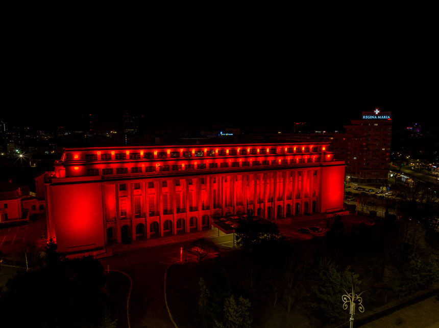 Peste 100 de clădiri, iluminate în roşu de Ziua Europeană 112, pentru a încuraja cetăţenii să îl folosească responsabil/  Numărul apelurilor non-urgente a scăzut cu aproape un milion în 2024