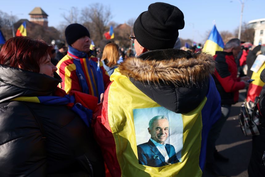 UPDATE - Ciocniri în Piaţa Victoriei între jandarmi şi simpatizanţii lui Călin Georgescu/ Protestul este ilegal/ Traficul rutier în zonă a fost blocat/ Precizările Jandarmeriei - FOTO