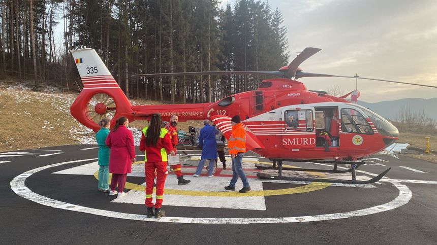 Nou-născut cu afecţiuni pulmonare severe, transportat cu un elicopter SMURD la Târgu Mureş