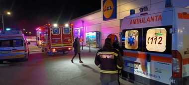 UPDATE - Constanţa: Planul Roşu de Intervenţie, activat după ce s-a anunţat folosirea unui spray lacrimogen în incinta unui magazin Lidl din Medgidia/ 50 de persoane, evacuate/ Doi bărbaţi, transportaţi la spital/ Suspectul, dus la audieri - FOTO