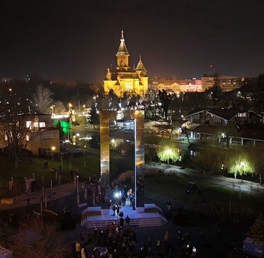 Timişoara este primul oraş din România care se alătură Pactului Oraşelor Libere, o alianţă iniţiată de primarii din Varşovia, Praga, Bratislava şi Budapesta / Aceasta îşi propune consolidarea democraţiei şi susţinerea alegerilor libere 
