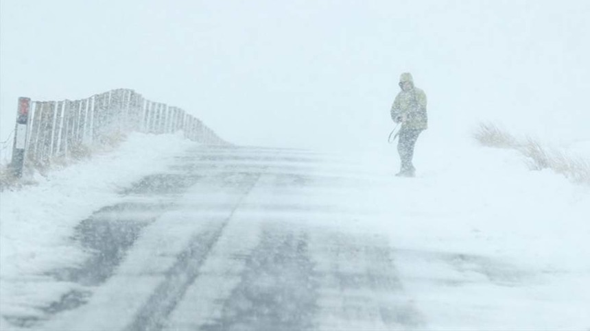 Meteorologii au prelungit şi extins codul galben de ninsori până miercuri, la ora 10.00/ Sunt vizate zece judeţe din sudul României şi Capitala/ Vântul va sufla cu până la 45 de km/h, viscolind zăpada / Ce spune directorul ANM