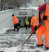 Parcuri, pasaje pietonale şi peroanele aferente transportului în comun, curăţate de echipe ale municipalităţii Capitalei/ Nicuşor Dan: Responsabilitatea deszăpezirii arterelor, aleilor şi trotuarelor revine primăriilor de sector FOTO
