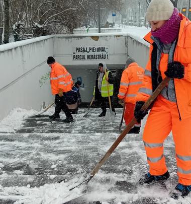 Parcuri, pasaje pietonale şi peroanele aferente transportului în comun, curăţate de echipe ale municipalităţii Capitalei/ Nicuşor Dan: Responsabilitatea deszăpezirii arterelor, aleilor şi trotuarelor revine primăriilor de sector FOTO