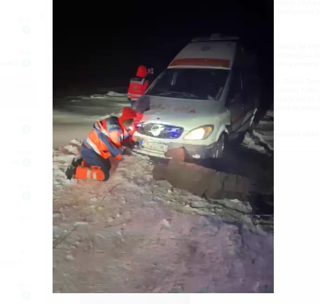 O ambulanţă a rămas blocată în zăpadă pe un drum din judeţul Constanţa / Echipajele de deszăpezire au intervenit pentru ca aceasta să îşi continue drumul / Autospeciala fusese solicitată pentru constatarea unui deces - FOTO
