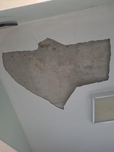 Tavan căzut în Secţia de boli infecţioase a Spitalului Judeţean de Urgenţă Focşani. În momentul incidentului, în salon erau două persoane, mamă şi copil. Ce spun reprezentanţii spitalului despre problemele secţiei pavilionare dată în folosinţă în 2010
