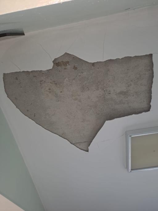 Tavan căzut în Secţia de boli infecţioase a Spitalului Judeţean de Urgenţă Focşani. În momentul incidentului, în salon erau două persoane, mamă şi copil. Ce spun reprezentanţii spitalului despre problemele secţiei pavilionare dată în folosinţă în 2010
