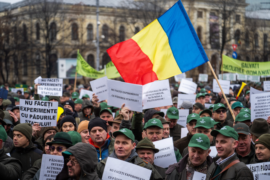 Protest al silvicultorilor la Ministerul Mediului, faţă de diminuarea cu un sfert a salariilor: „Măsură dură şi nedreaptă. Guvernul este pentru unii mumă, pentru silvicultori ciumă!