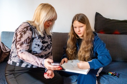 Refugiaţii ucraineni consideră că românii sunt primitori, însă mai puţin de 2 din 10 refugiaţi se simt integraţi în România. De ce nu poate România deveni acasă pentru ei – studiu Salvaţi Copiii
