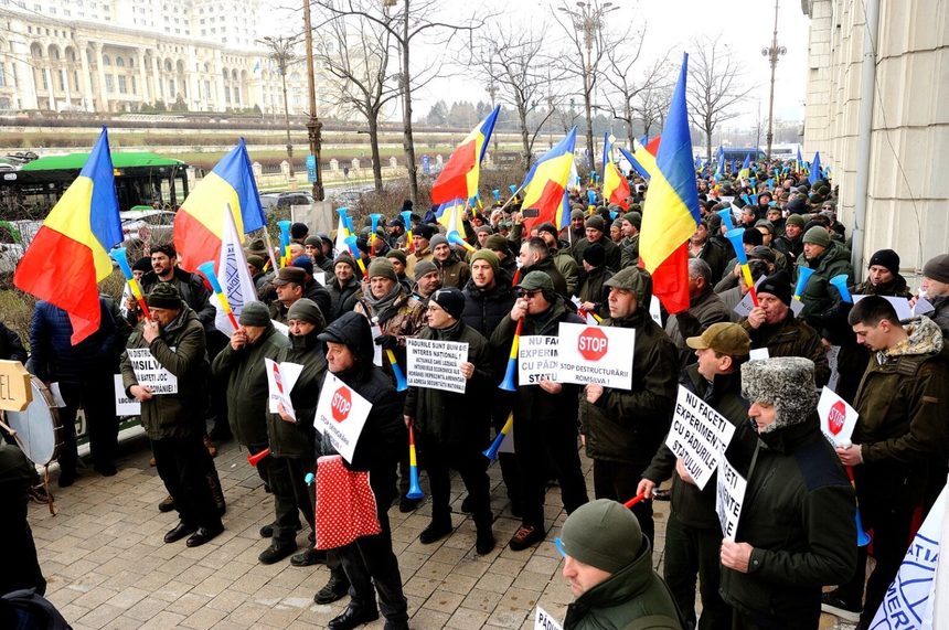 Protest al silvicultorilor în faţa Ministerului Mediului, faţă de scăderea, cu un sfert, a salariilor/ „Ne-aţi pus la zid şi ne umiliţi fără niciun motiv!”/ Ministrul Mediului a coborât printre protestatari ca să discute cu ei