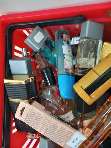 ANPC verifică operatorii economici care vând produse cosmetice/ Au fost găsite abateri la 93 din cei 129 controlați/ Bebe Tei Constanța, închis temporar deoarece produsele cosmetice erau expuse pe trotuar și nu era respectată temperatura de depozitare